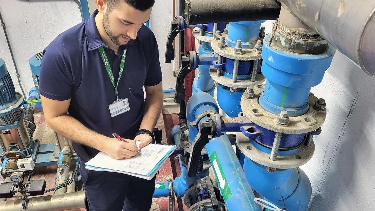 Un operari comprova el registra de l'aigua per garantir l'estalvi