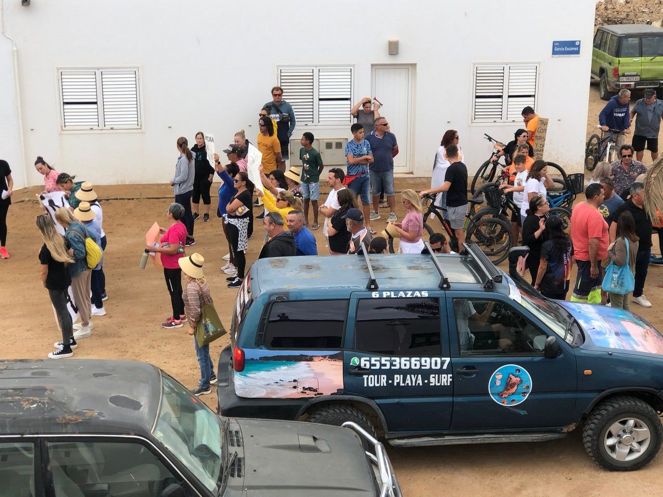 Manifestación en La Graciosa en contra del cierre del acceso a playa La Lambra