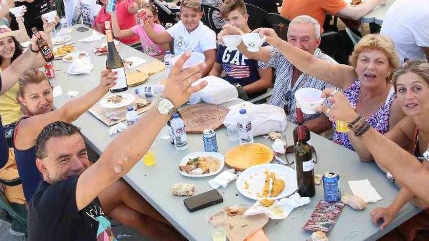 Un grupo de jóvenes y una familia, en la fiesta. // A. Hernández