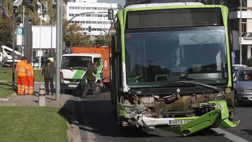 Choque con un bus frente al Palacio de la Merced