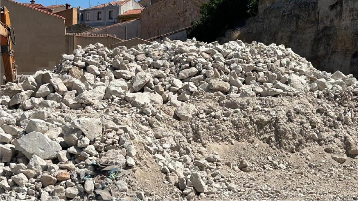 Piedra acopiada junto a la muralla procedente de la excavación del solar del Museo.