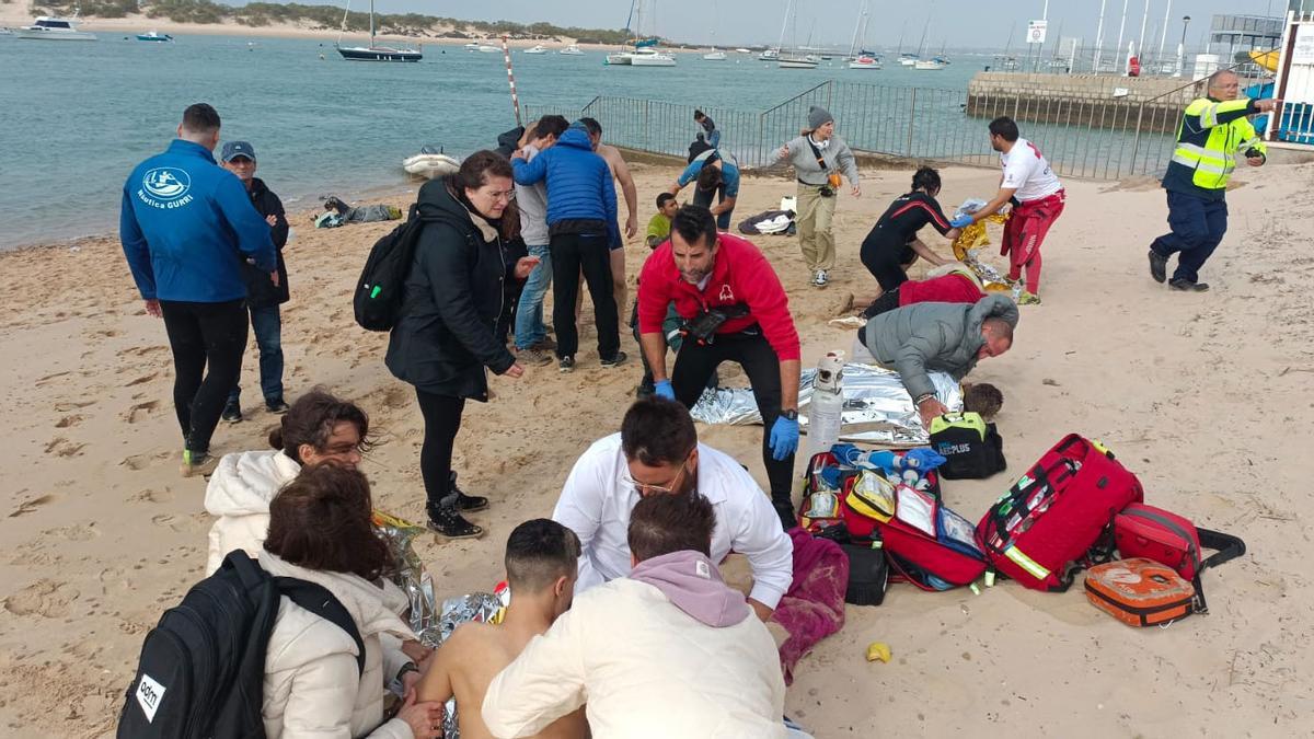 Buscan la narcolancha que huyó tras obligar a tirarse al mar a 35 inmigrantes en Cádiz