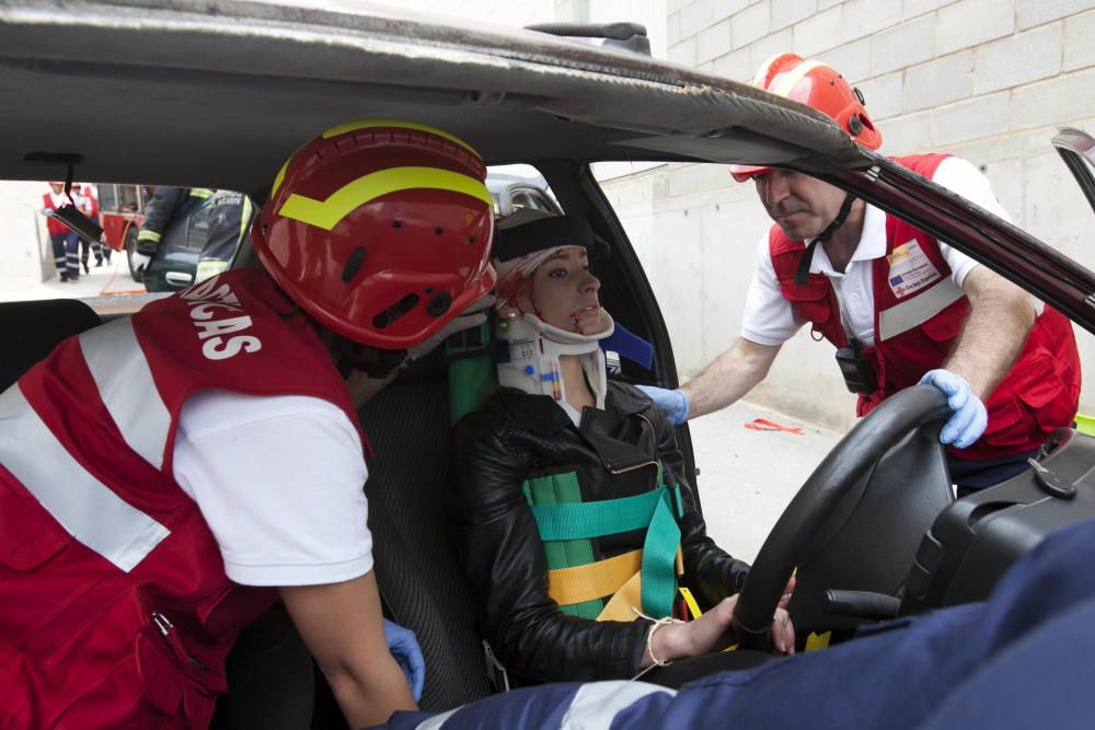 Cincuenta alumnos de Cruz Roja participan en un simulacro de accidente de tráfico