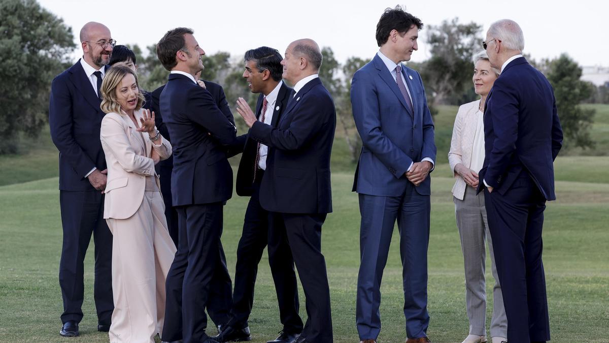 Cena en un castillo y banderas en paracaídas, los líderes del G7 se relajan en Italia.