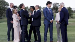 Cena en un castillo y banderas en paracaídas, los líderes del G7 se relajan en Italia