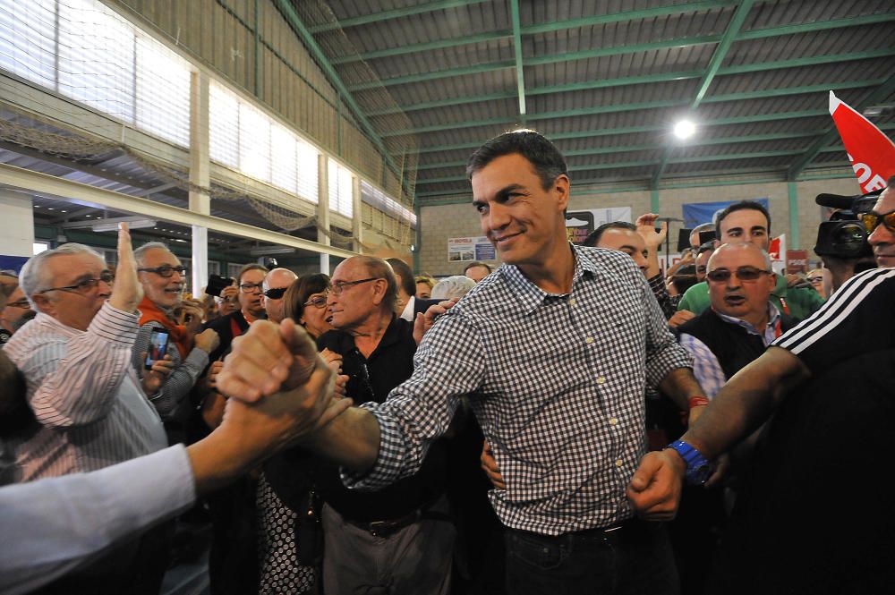 Pedro Sánchez abarrota el polideportivo de Carrús