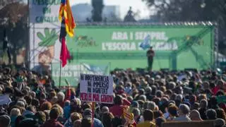 Miles de personas protestan contra la "intrusión" de los tribunales en el modelo de escuela catalana