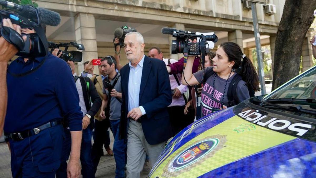 El expresidente de la Junta de Andalucía, José Antonio Grinán saliendo de los juzgados