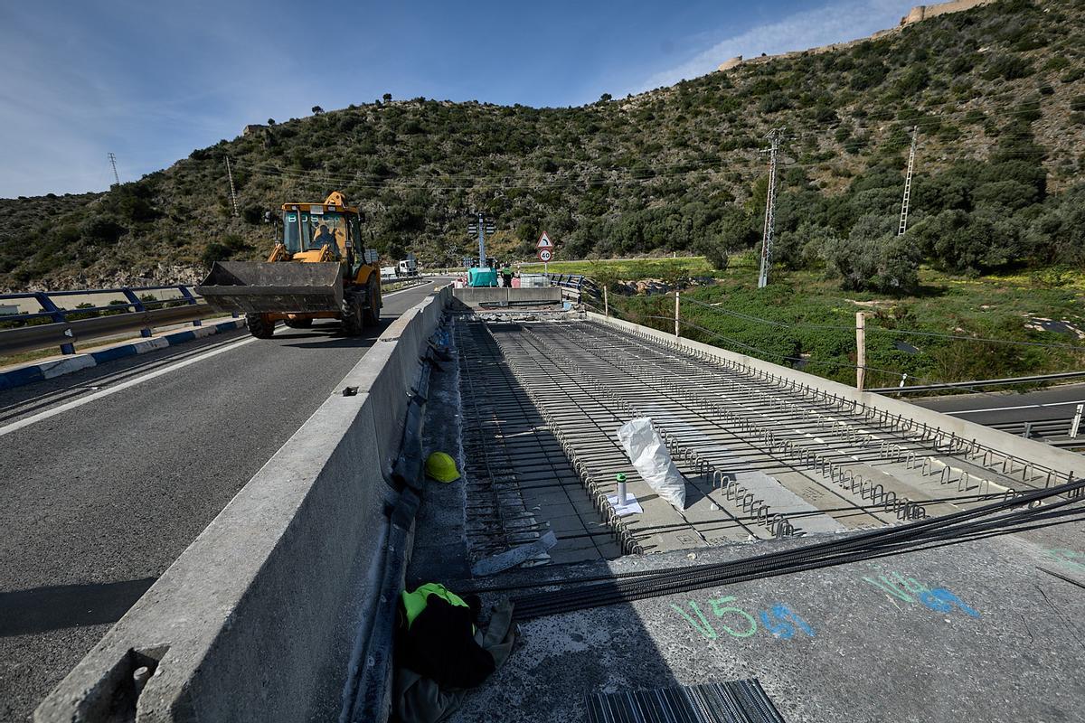 Trabajos en el puente del 'scalextric'.