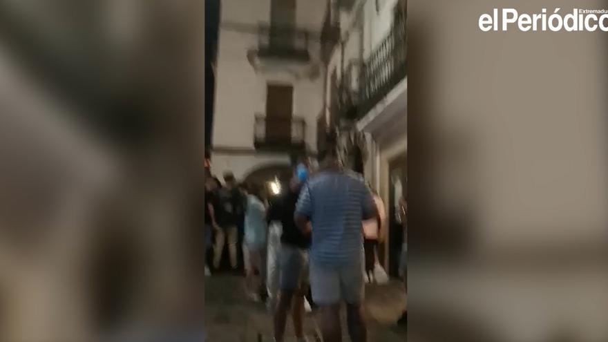 Jóvenes en la plaza mayor de Cáceres el pasado sábado