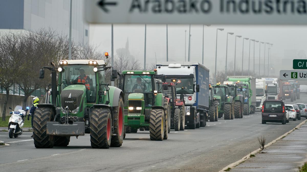 Decenas de tractores se concentran en las plataformas de distribuidoras de Vitoria.