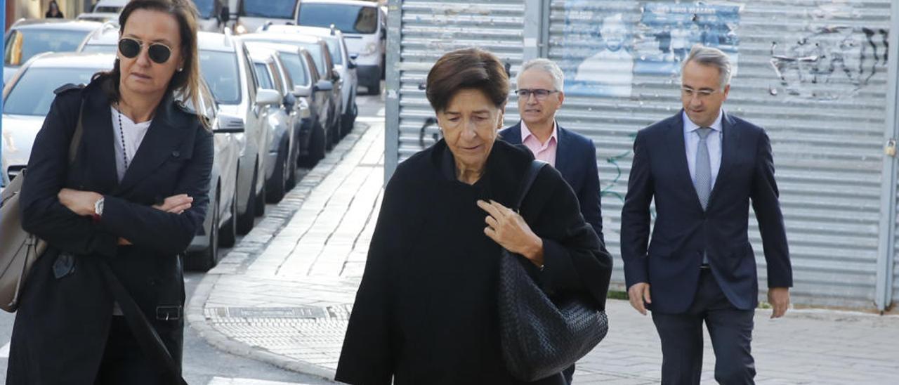 Toñi, ayer en el centro, junto a Lola y, detrás de ellas, Vicente.