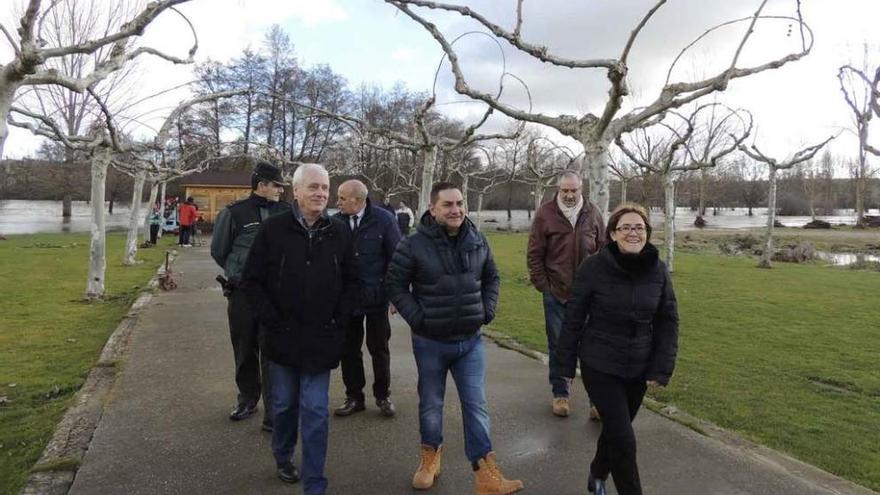 Mayte Martín Pozo y el subdelegado del Gobierno (atrás en el centro) durante su visita a Mózar.