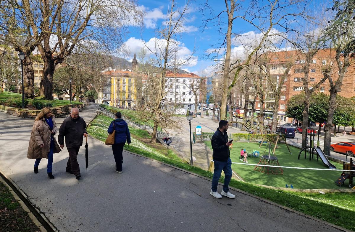 Viandantes pasando por el parque del Campillín.