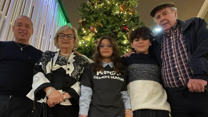 Por la izquierda, Borja Brañanova con su madre, Ana; su hija, Olaya; su hijo, Sebastián, y su padre, Ramón Alfredo Rodríguez, en Las Caldas.  | LNE