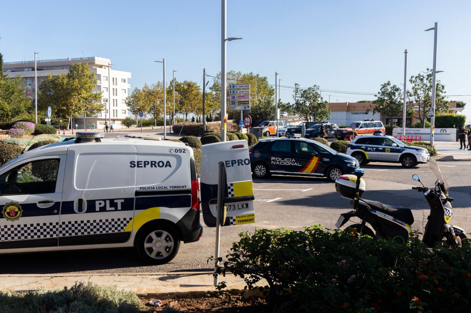 Normalidad y mucho control policial en el cementerio de Torrent en el primer aniversario del tiroteo