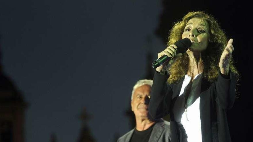 Victor Manuel y Ana Belén durante una actuación.