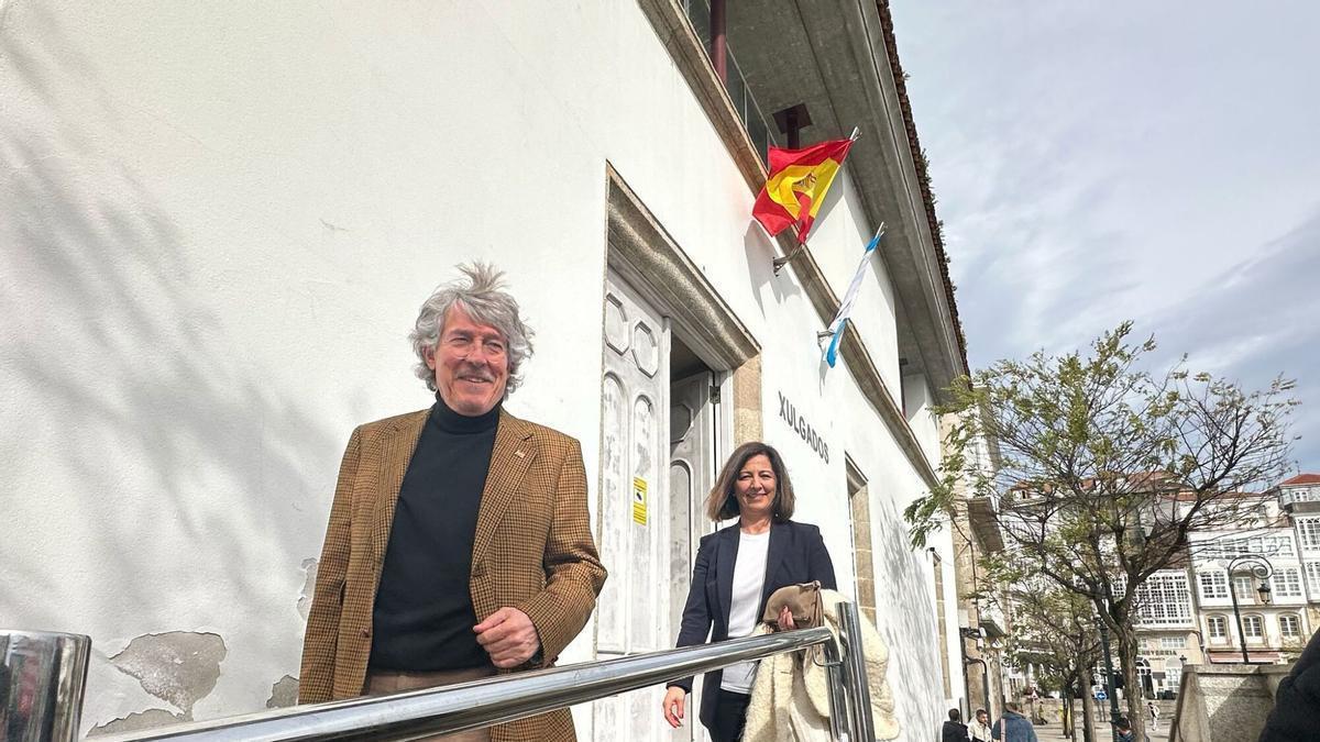 María Barral, al fondo, y el abogado José Luis Gutiérrez Aranguren, a la salida del juzgado tras su declaración en 2025. | LOC