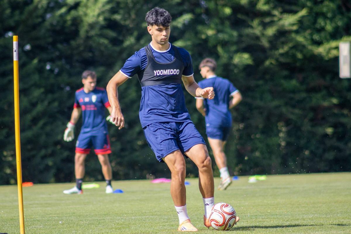 Manu Rivas golpea un balón en el entrenamiento de hoy.