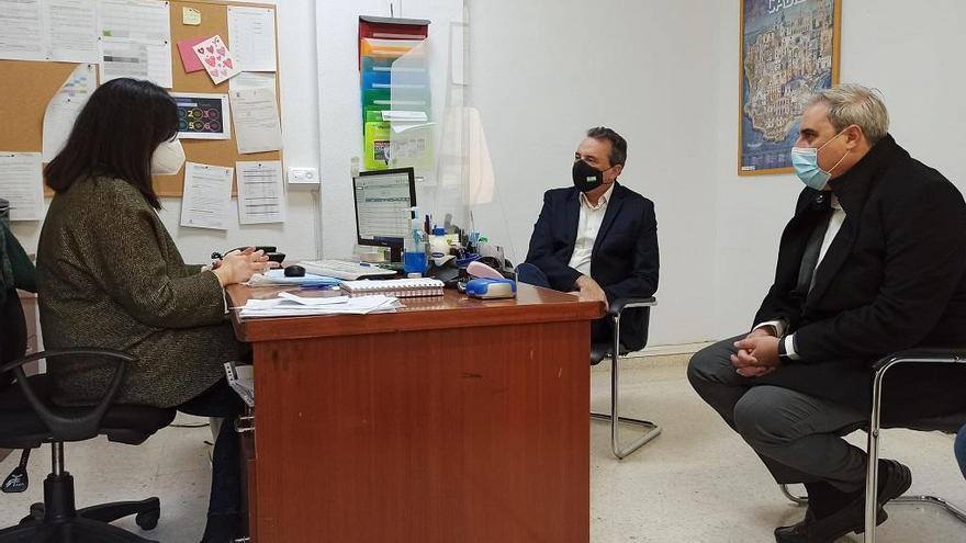 José Ortiz y Antonio Navarro se entrevistan con la directora del CEIP San Miguel.