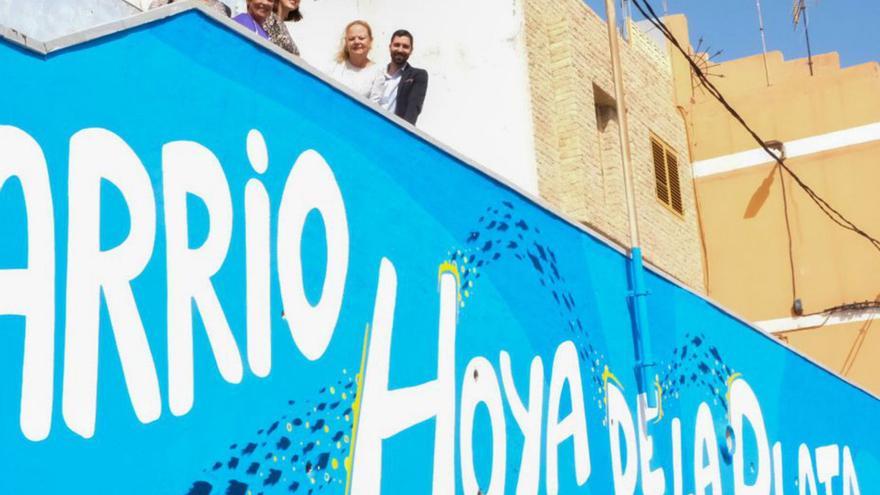 Díaz, Campoamor y Santana, con vecinos de Hoya de la Plata junto al mural. | | LP/DLP