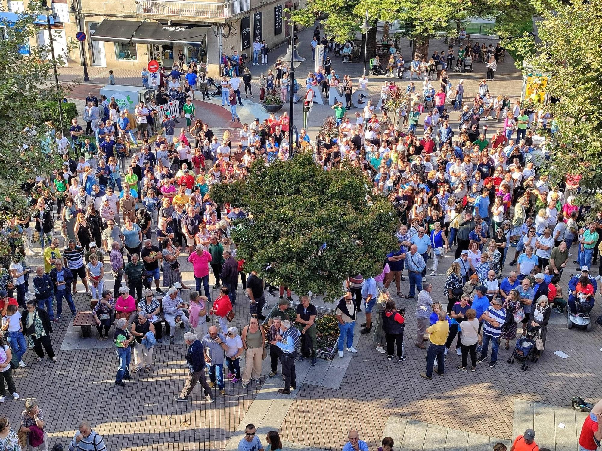 Multidudinaria protesta contra la subida de la basura en Cangas