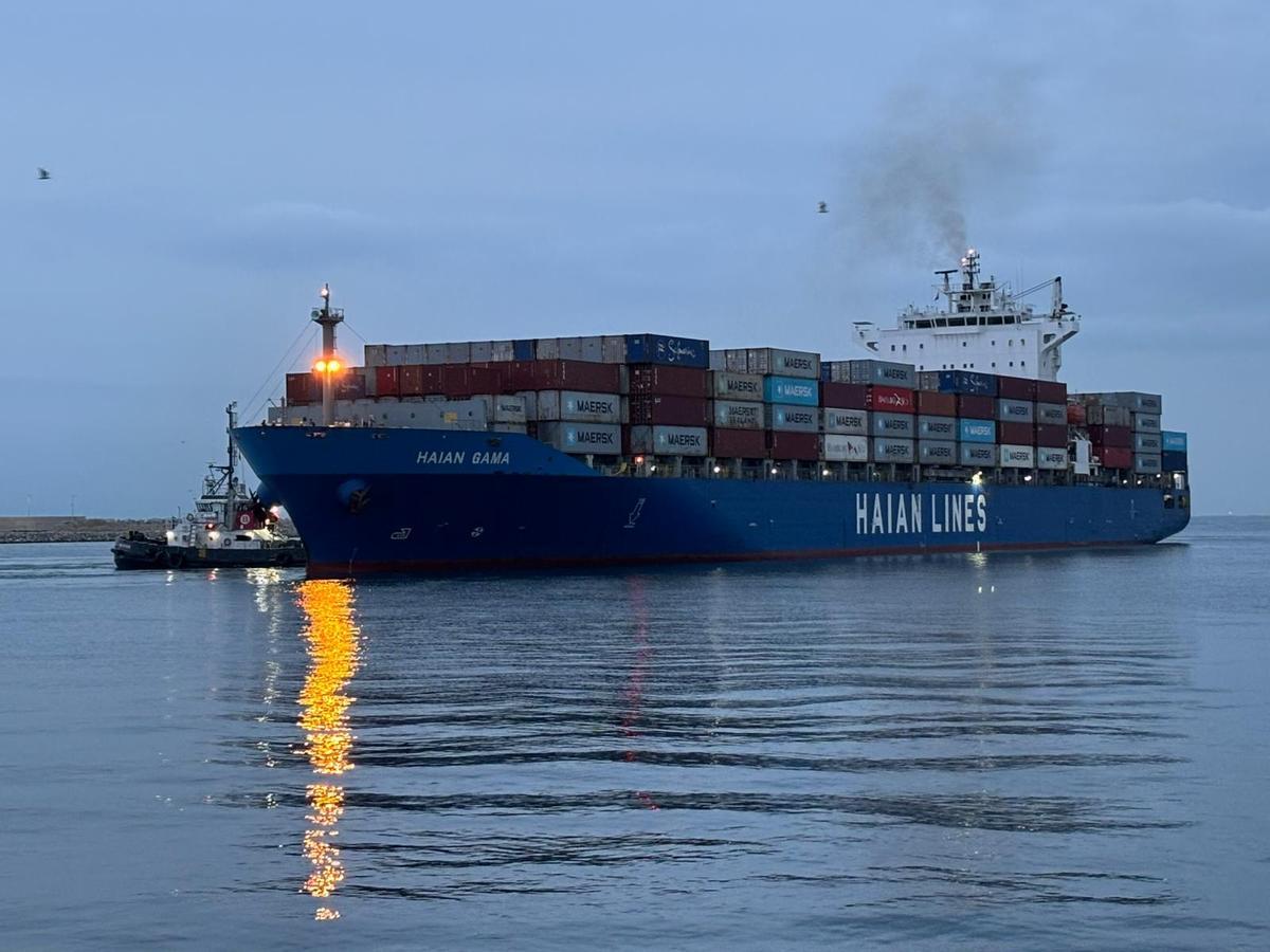 El portacontenedores haciendo su entrada en el Puerto de Alicante.