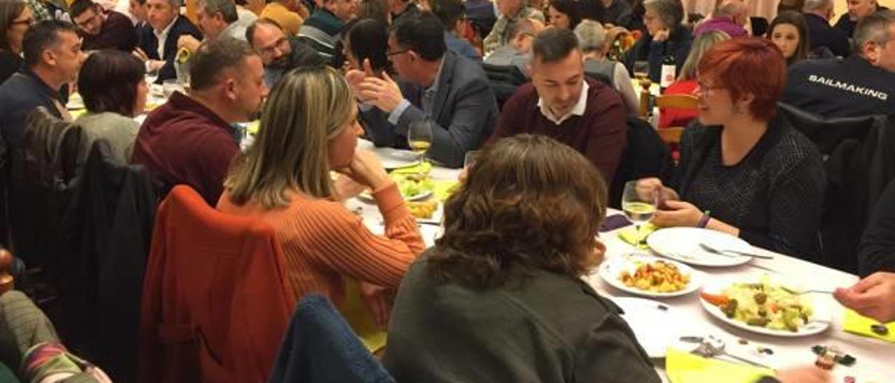 Juan conversa con Àgueda Mico junto a Morera y dirigentes comarcales.