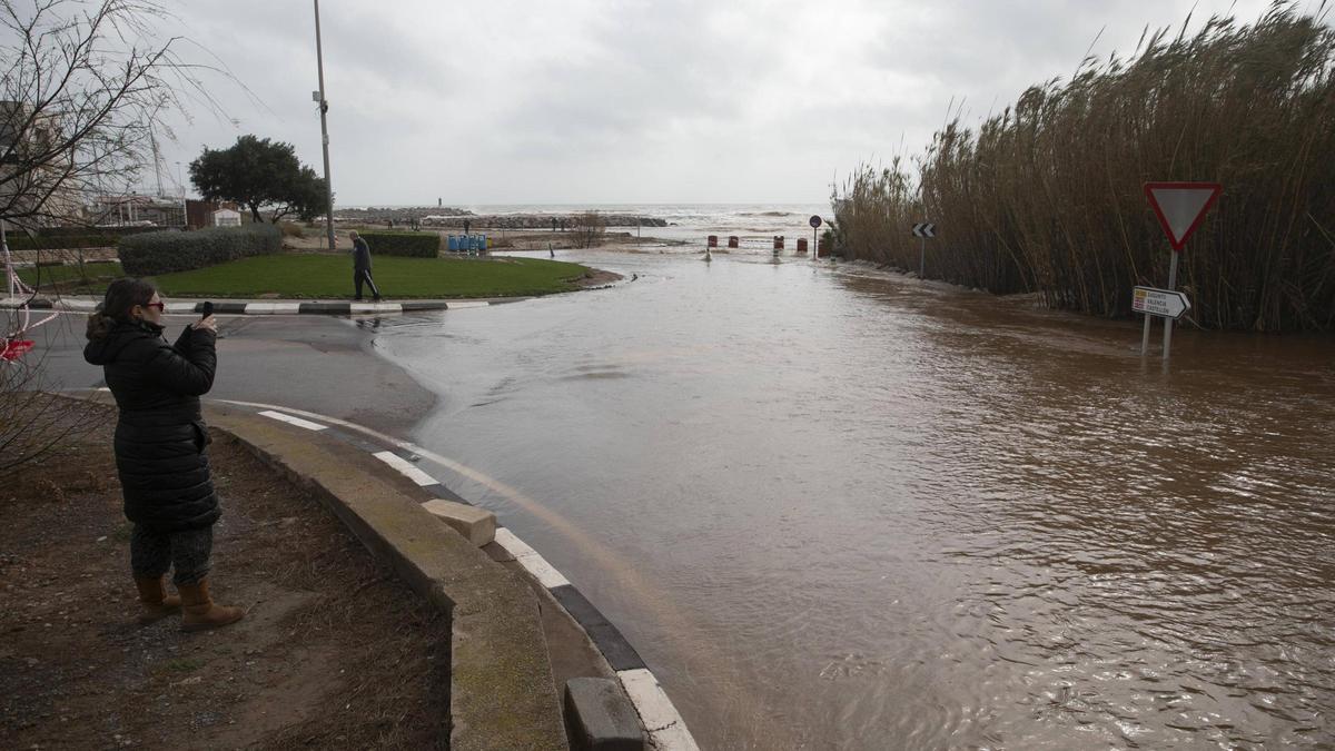 El agua del río invade una carretera de Canet, tras abrirse la presa por las fuertes lluvias.