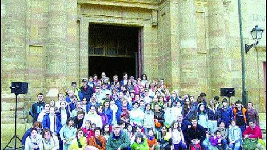 Los peregrinos, ante la iglesia ovetense de San Isidro.