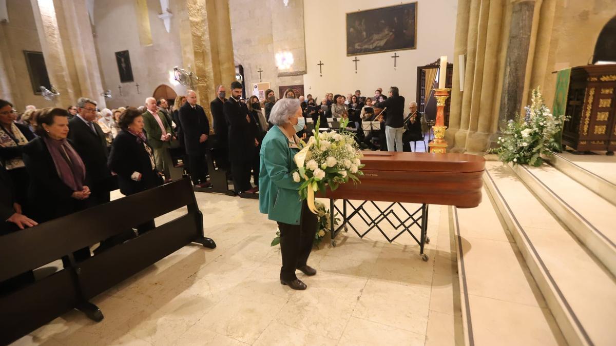 Un momento del funeral por la soprano Carmen Blanco.