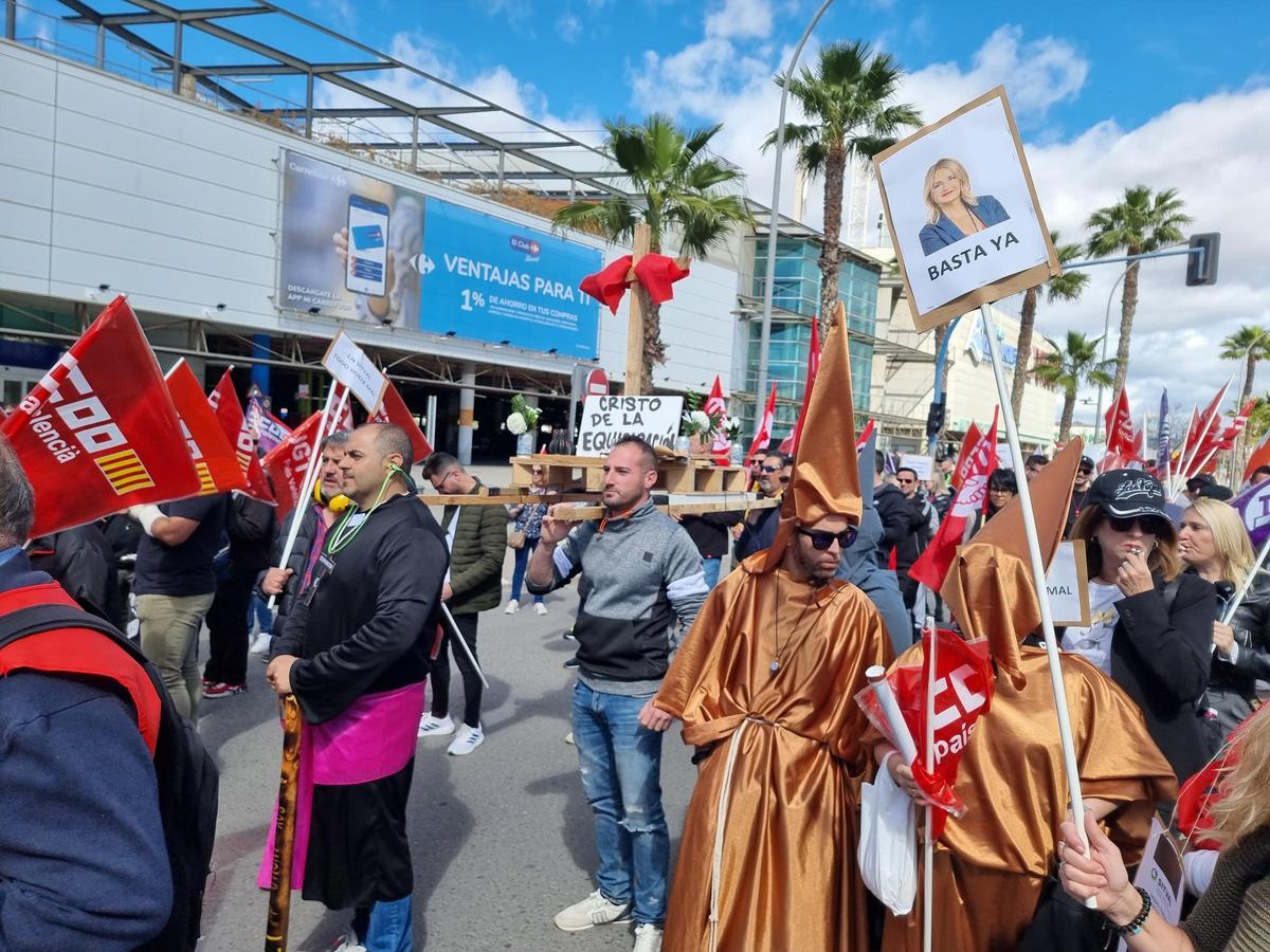 El trono que han "procesionado" los trabajadores de Sitval en la protesta.