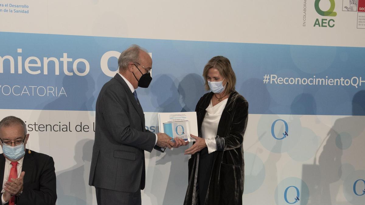 En la foto, la directora territorial de Comunicación y Marketing de Quirónsalud en Andalucía, Berta Pascual, recoge el reconocimiento concedido al Hospital Quirónsalud Córdoba.