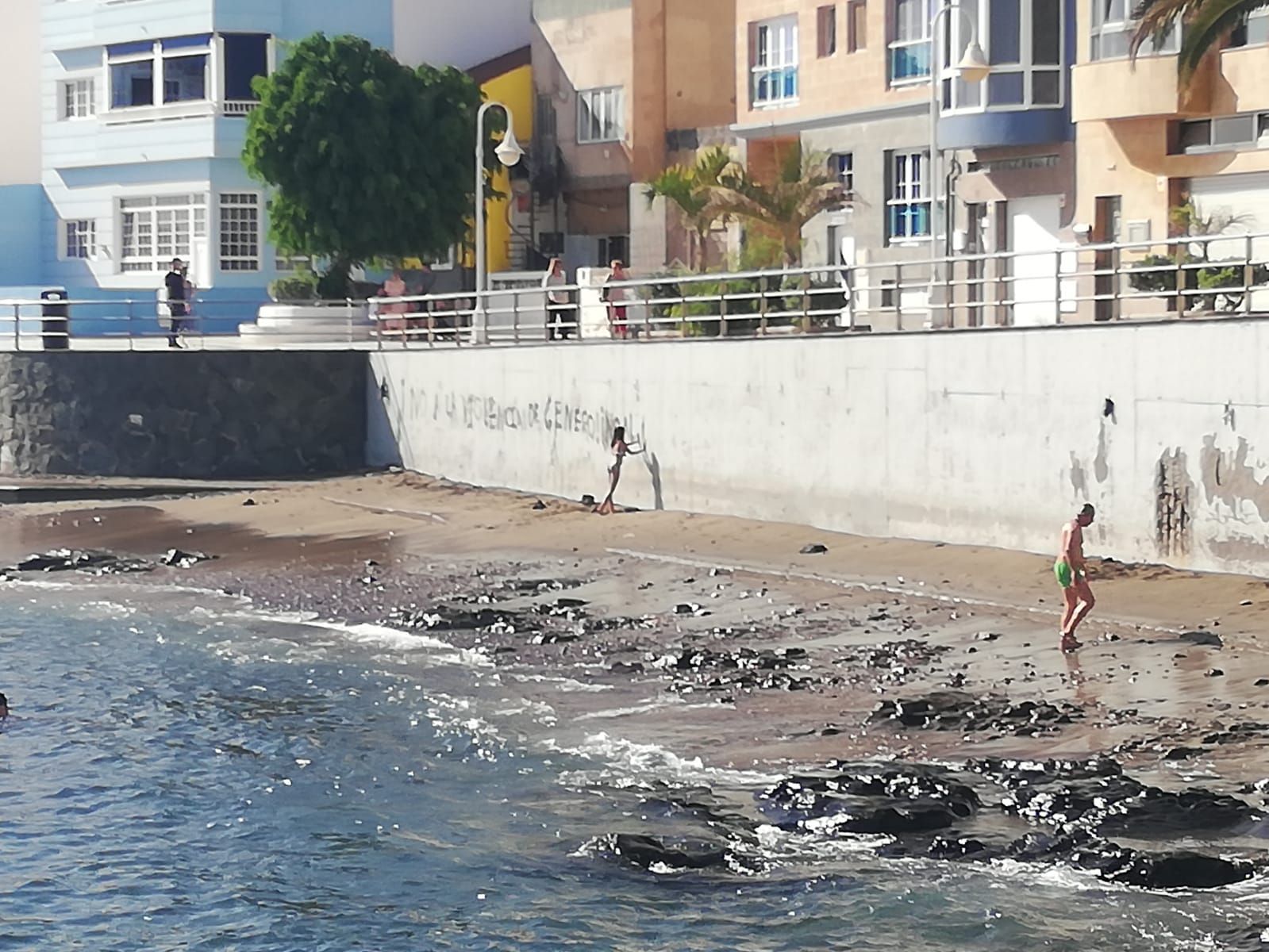 Mensajes de arena de una niña contra la violencia de arena y el bullying en Arinaga