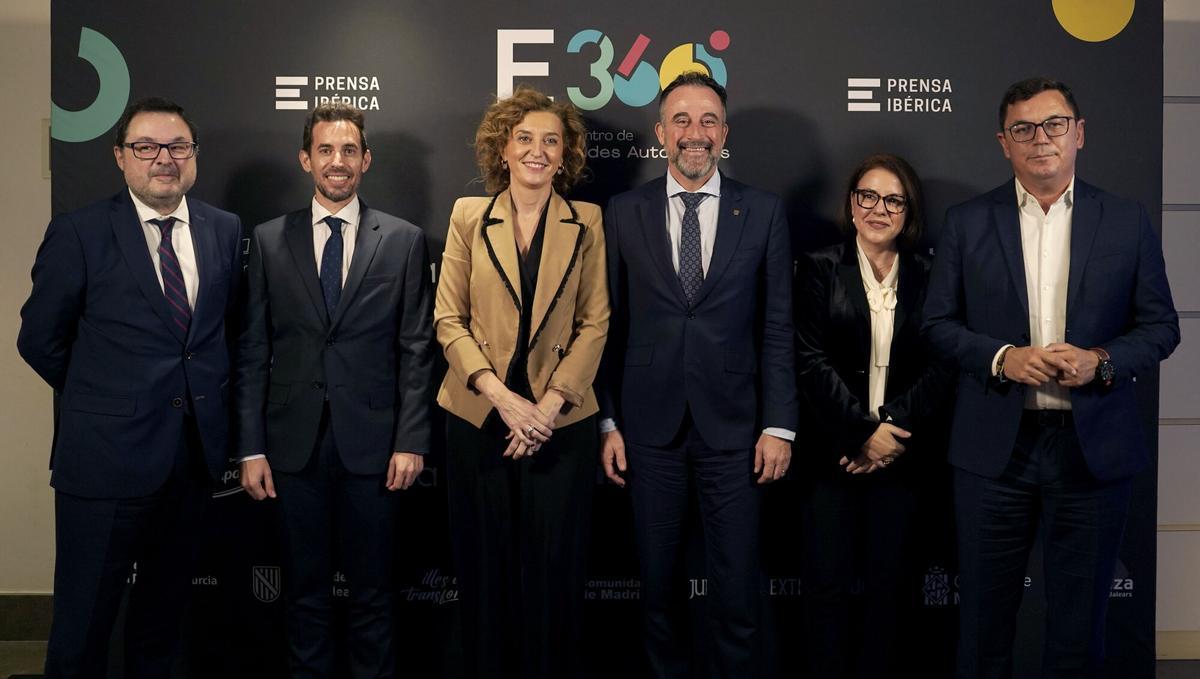Gonzalo Martínez Peón, director de La Nueva España, junto a José Francisco Lajara, secretario general de la Consejería de Fomento e Infraestructuras de la Región de Murcia; María Pardo, directora general de Vivienda de la Junta de Castilla y León; José Luis Mateo, conseller de Vivienda, Territorio y Movilidad de les Illes Balears;Ángeles Rivero, directora general de Prensa Ibérica en Asturias y Castilla y León, y Pablo Rodríguez, consejero de Obras Públicas, Vivienda y Movilidad de Canarias