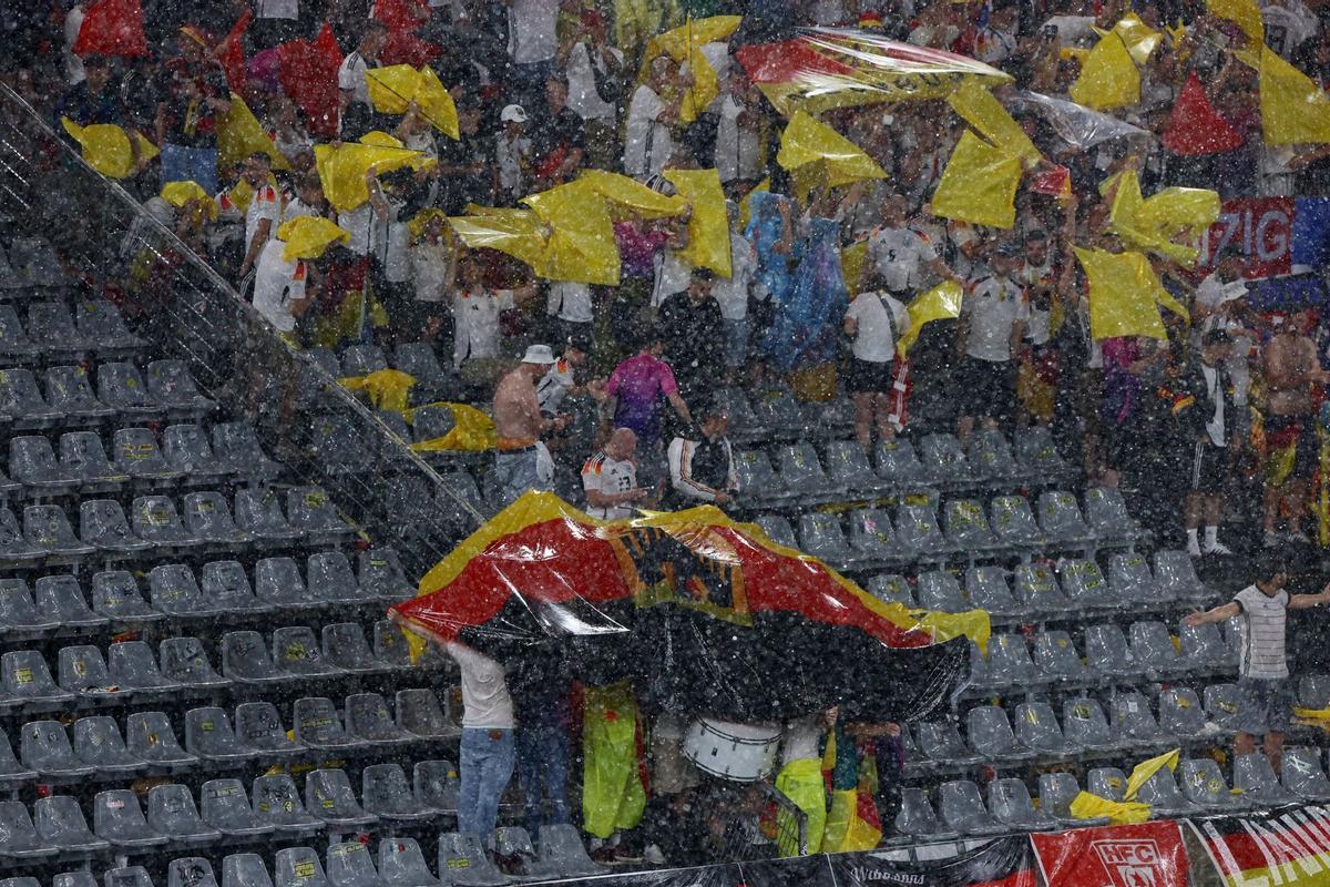 Una fuerte lluvia cae sobre el estadio BVB en Dortmund durante el partido de octavos de final de la Eurocopa 2024 entre Alemania y Dinamarca. El partido ha sido suspendido durante un rato