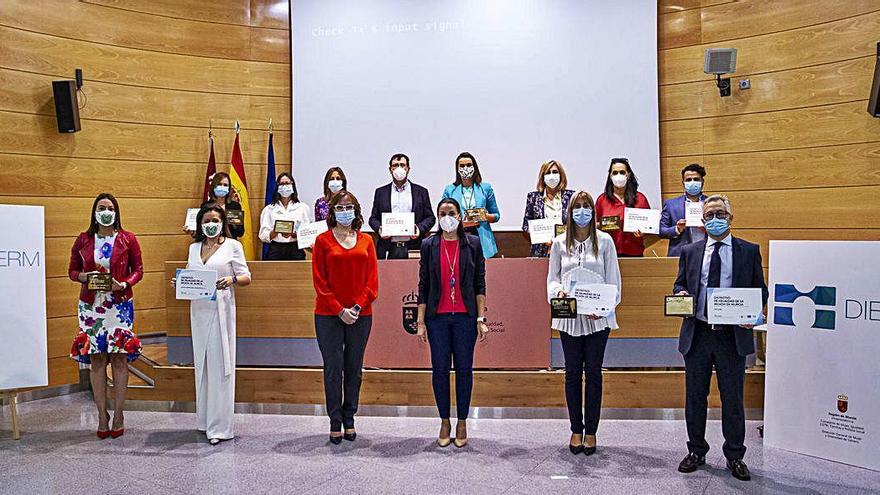 Isabel Franco, junto a los representantes de las empresas que ayer recibieron el distintivo