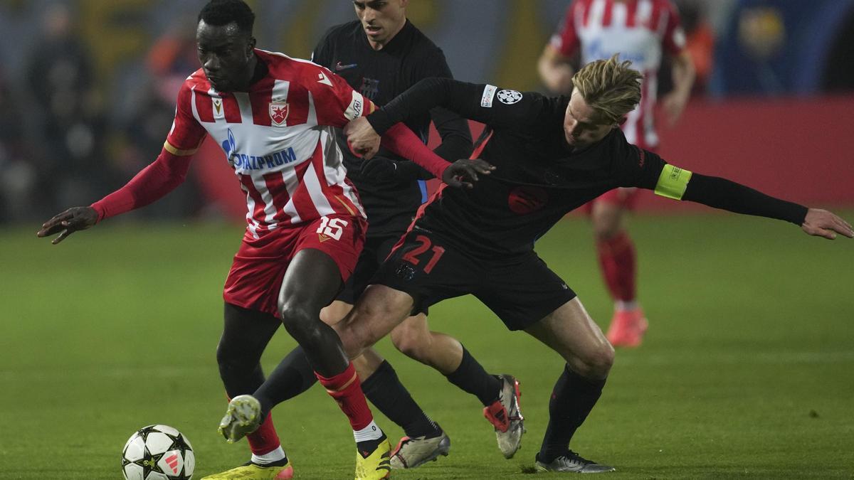 De Jong pelea por un balon con Silas en el Estrella Roja-Barça en Belgrado.