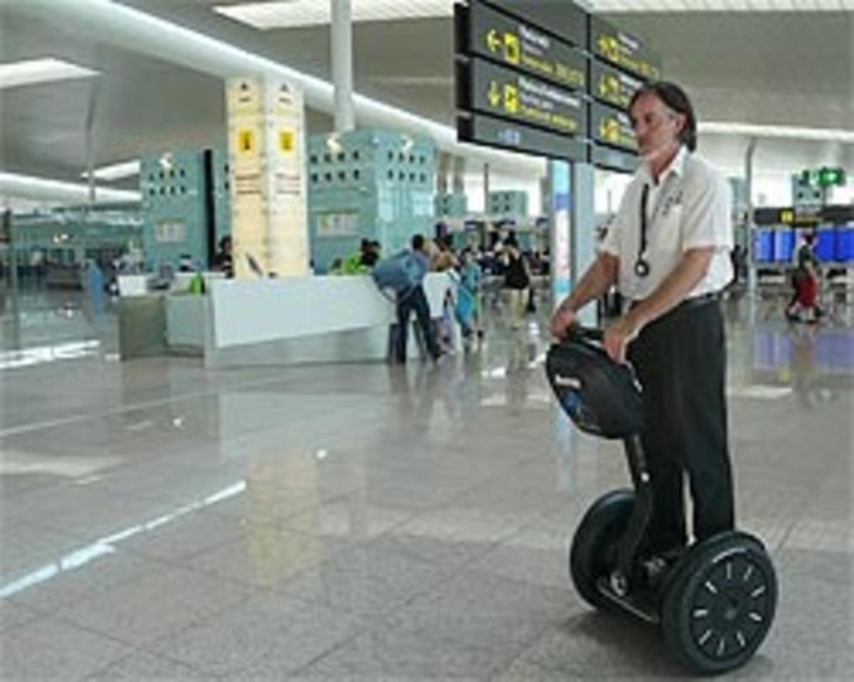 Un empleat d’Aena, en un Segway a l’aeroport del Prat.