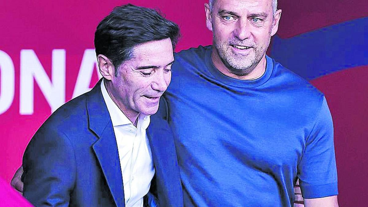 Hansi Flick y Marcelino García, en el Barcelona-Villarreal de la temporada 2024/2025.