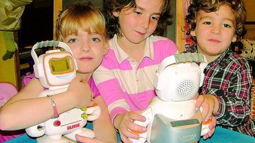 De izquierda a derecha, Julia Menéndez Velasco, Candela Rodríguez Camino y Nicolás Menéndez Velasco aprenden inglés con el robot «Alphie». La robótica podría ser una eficaz herramienta en la educación de los niños.