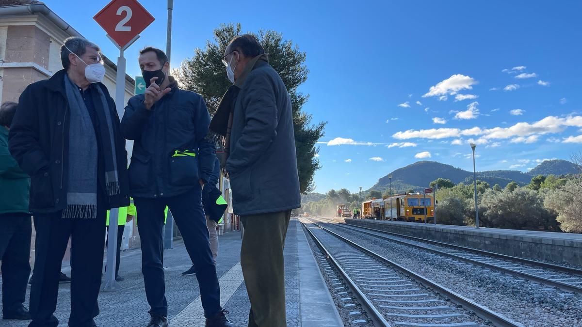 Visita a las obras de la línea Sagunt-Teruel-Zaragoza del presidente de la Autoridad Portuaria, Aurelio Martínez y el director general de Adif, Àngel Contreras