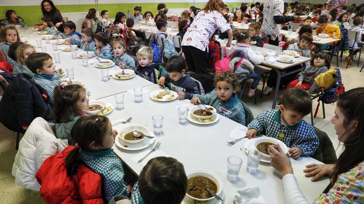 Alumnos de un colegio de Cáceres, almuerzan en el comedor, en una fotografía de archivo.