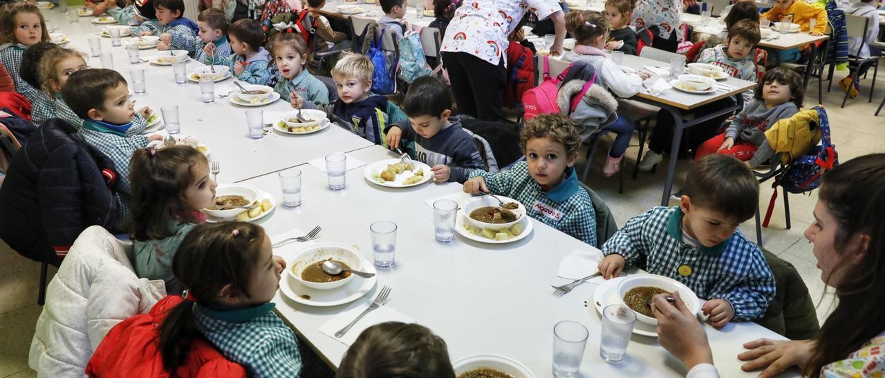 Alumnos de un colegio de Cáceres, almuerzan en el comedor, en una fotografía de archivo.