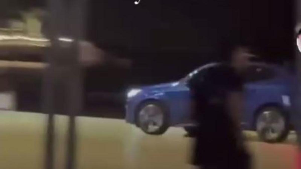 Momento en el que el coche circula por el paseo peatonal