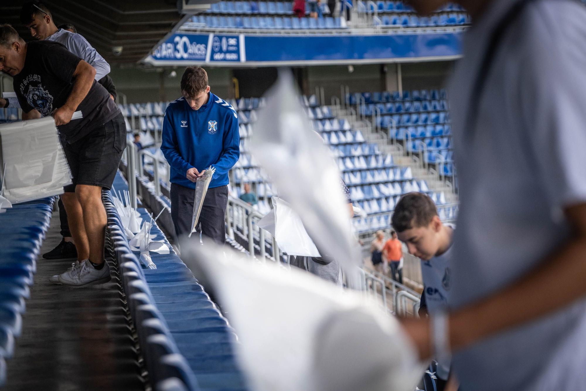 Preparación del tifo gigante para el partido CD Tenerife - UD Las Palmas