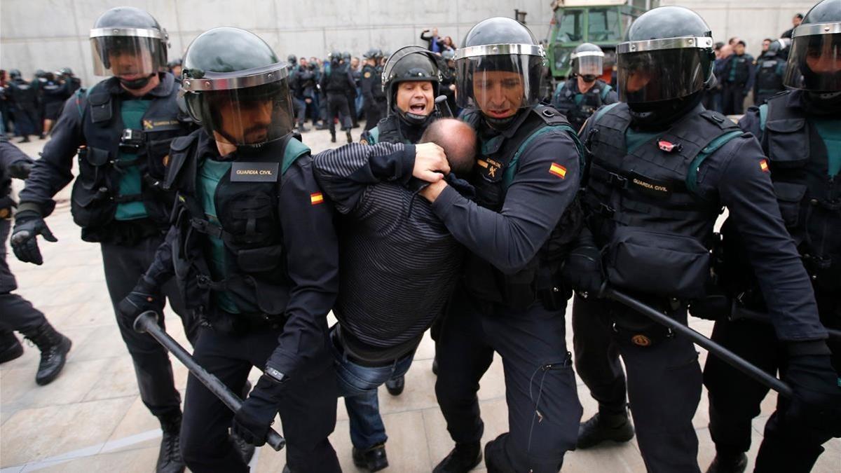 Actuación de la Guardia Civil en Sant Julià de Ramis en su intento de impedir la votación del referéndum.