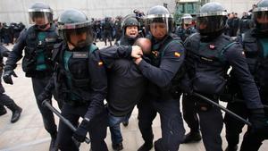 zentauroepp40370821 spanish guardia civil guards drag a man outside a polling st171001193633