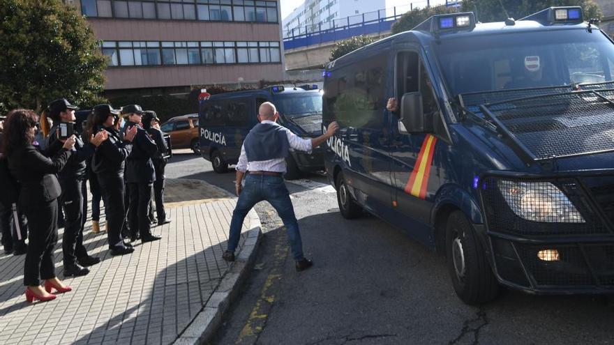 Más de un centenar de personas reciben entre aplausos a treinta agentes desplazados en Cataluña