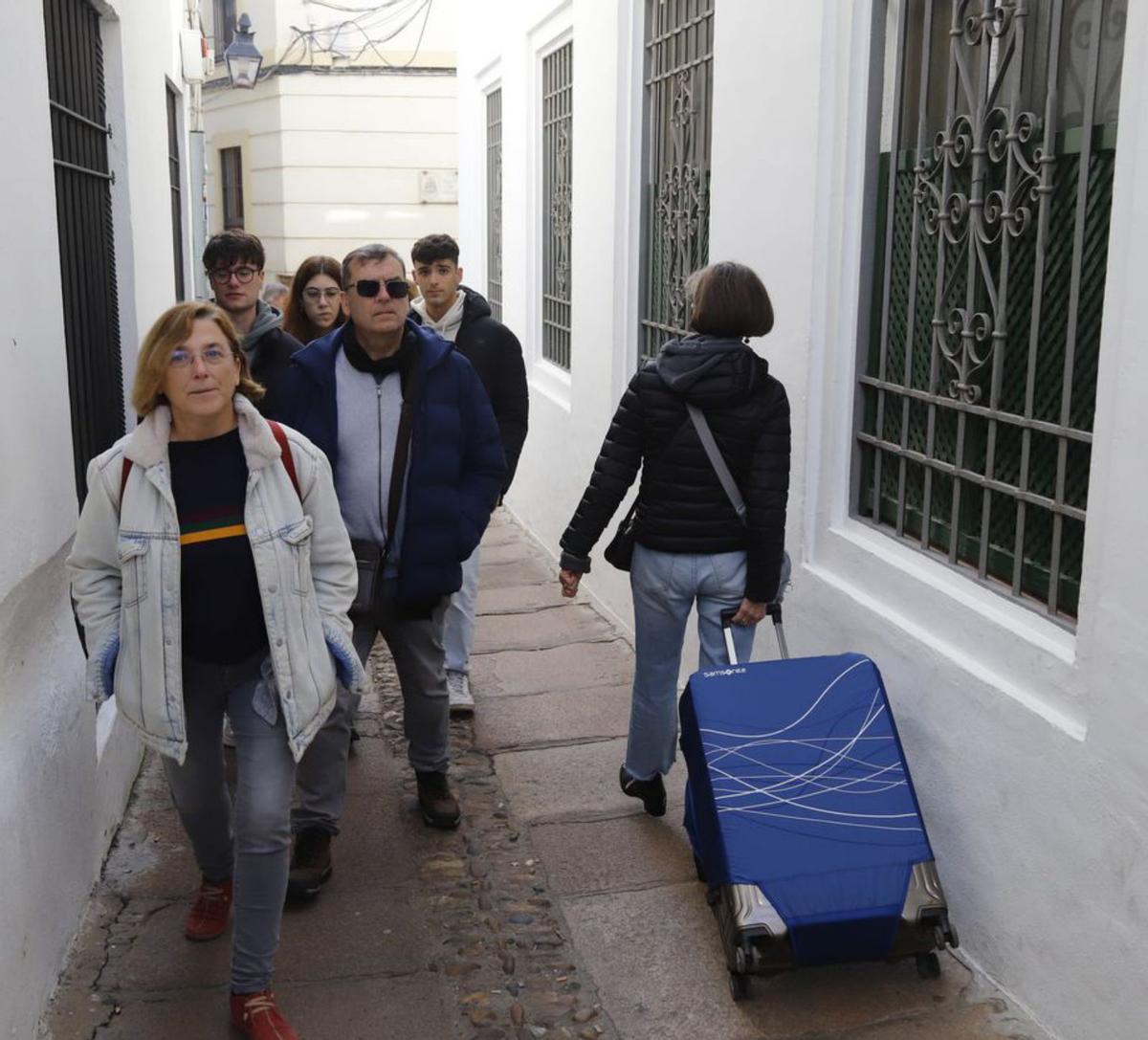 Turistas por el casco histórico de Córdoba, en una imagen de archivo. | A.J. GONZÁLEZ